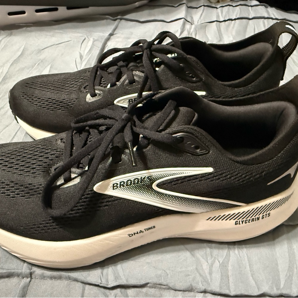 Brooks Men's Black and White Athletic Shoes